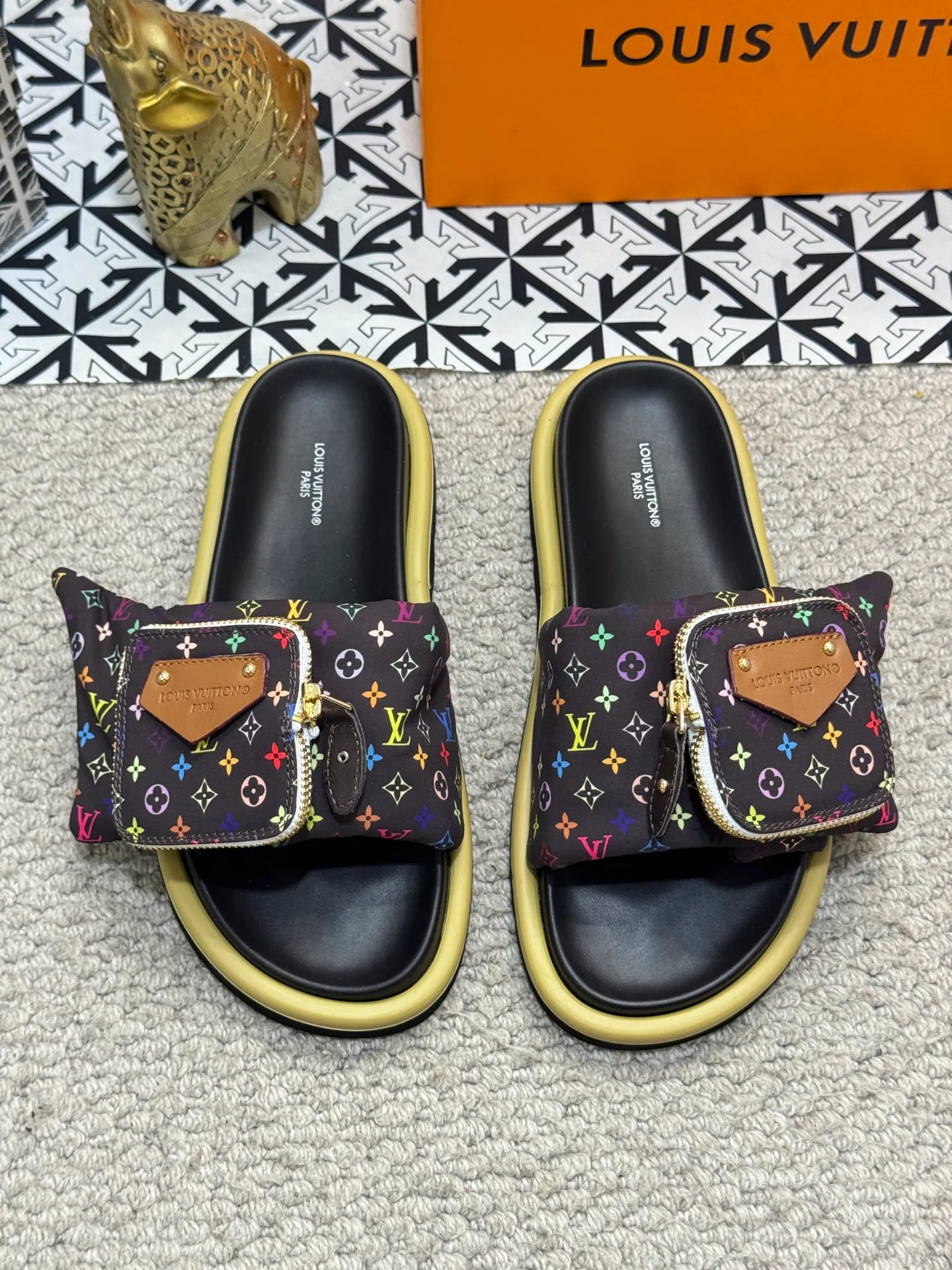 Men's shoes 💰400 [New style] 🦇🦇Top original order [Louis Vuitton] Couple style 👫Spring and summer style🎯🎯As an active family in the fashion industry ⭐ Lv is characterized by bold innovation ⚡Fabric down cloth🔥 Combined outsole, clean and tidy ⚡Fashionable and generous🌹Multiple colors available..Size: 36-44 (45 customized